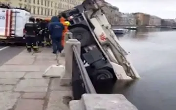 سقوط جرثقیل چند تنی در رودخانه