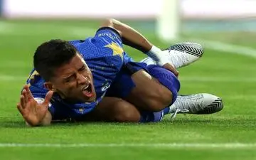 سوخت شدن پنالتی استقلال در نیمه اول