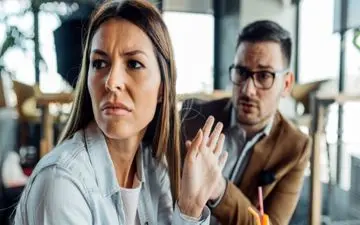 10 رفتاری که افراد فاقد احساس همدلی از خود نشان میدهند و باعث ناراحتی دیگران میشود