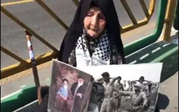 حضور زن ۱۰۰ ساله در راهپیمایی روز قدس