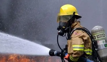 آتش سوزی کارگاه تولیدی در همدان مهار شد/ مصدومیت یک نیروی آتش نشانی