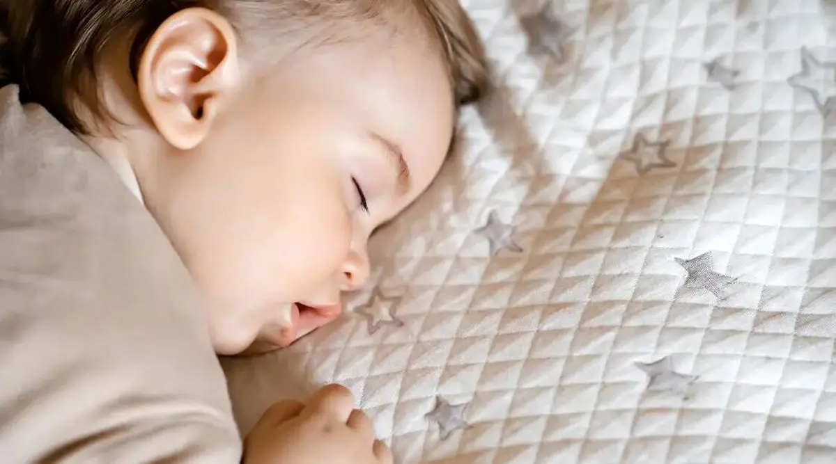 نوزادان بدخواب را اینگونه بخوابانید