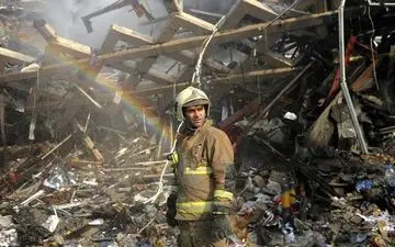 
آتش‌نشانان چرا در طبقه پایین پلاسکو و نزدیکی در خروج گیر افتادند؟