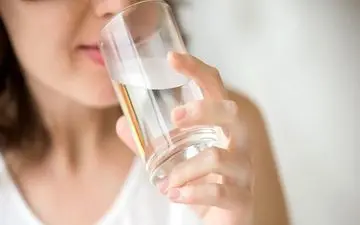 به این 6 دلیل به جای آب سرد آب گرم بنوشید