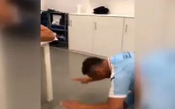 سجده خواننده مطرح ایتالیایی وقتی کریس رونالدو را می‌بیند