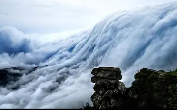 اتفاقی عجیب بر فراز یکی از کوههای بلند چین!