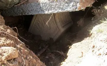 پس از غارت شیرهای سنگی، نوبت به سنگ‌قبرهای صفوی رسید