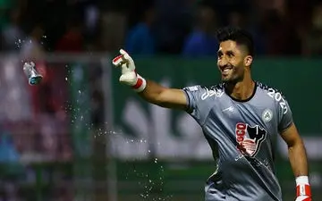 واکنش تند دروزاره‌بان جدید تراکتور به خبر قرارداد 20 میلیاردی‌اش با این تیم+عکس