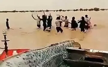 شادی مردم دشت سیستان از ورود سیلاب به این منطقه +فیلم 