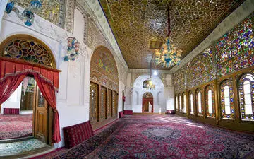 جنجال زن بی حجاب در حسینیه معروف قزوین ! / واکنش‌ها به پوشش نامناسب یک زن در حسینیه امینی‌ها