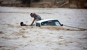 گرفتار شدن خودروها در سیلاب کاشان + فیلم