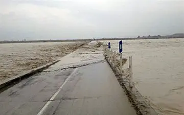 لحظه سقوط یک اتوبوس در مسیر سیلاب + فیلم