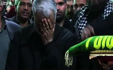 تبرک جستن حاج قاسم سلیمانی به پرچم حرم امام رضا (ع)+فیلم 