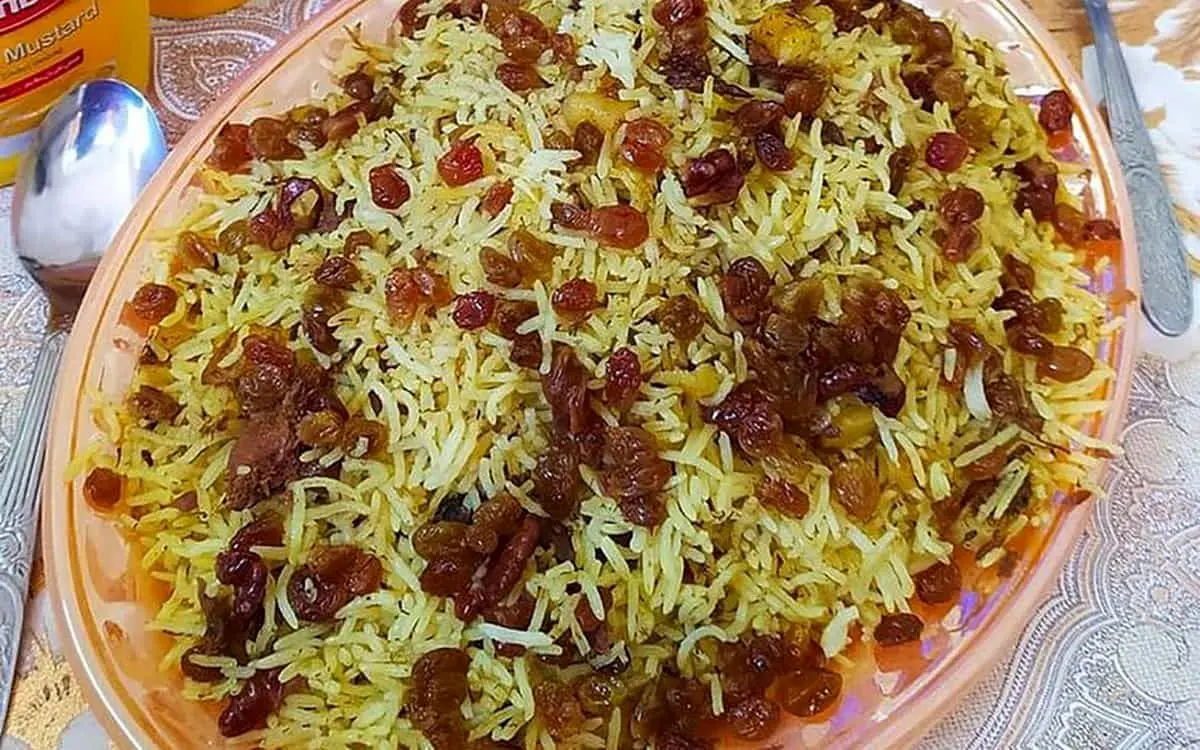 طرز تهیه کشمش پلو با گوشت چرخ کرده؛ لذیذ و مجلسی به روش سنتی