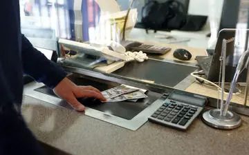 دلار ارزان می‌شود، نخرید | هشدار معاون ارزی سابق بانک مرکزی به مردم