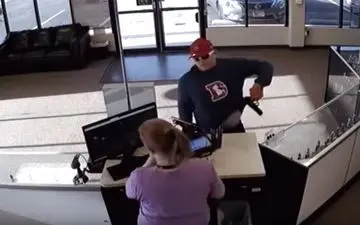 سرقت ناشیانه دزد دست و پا چلفتی +فیلم 