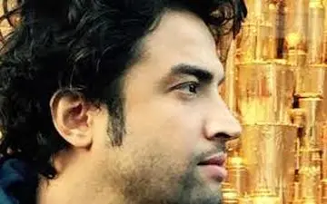 بنیامین بهادری سر مزار پُر از برف همسرش