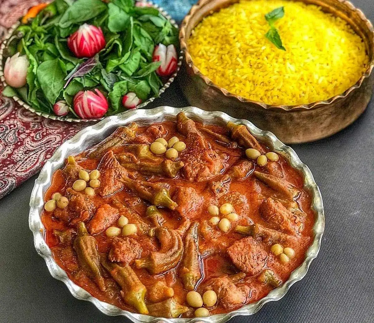 خورشت بامیه با گوشت: طعمی لطیف و خوش‌عطر / نکته: بامیه‌ها را کمی تفت دهید تا لعاب ندهند