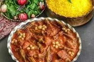 خورشت بامیه با گوشت: طعمی لطیف و خوش‌عطر / نکته: بامیه‌ها را کمی تفت دهید تا لعاب ندهند