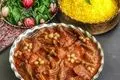 خورشت بامیه با گوشت: طعمی لطیف و خوش‌عطر / نکته: بامیه‌ها را کمی تفت دهید تا لعاب ندهند