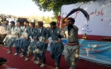 ویدیو | رقص کٌردی در جشنواره رنگارنگ عسل و بادام در دل طبیعت زیبای بیلوار