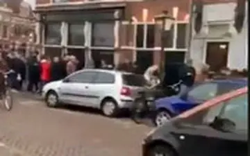 عجیب‌ترین صف دنیا از ترس قرنطینه کرونا در هلند:صف خرید ماریجوانا!