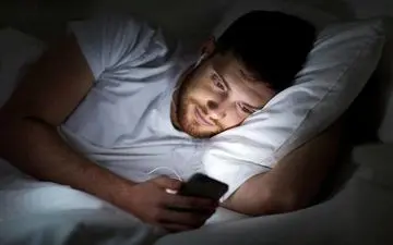 نور آبی موبایل در شب این بلاها را سرتان می آورد