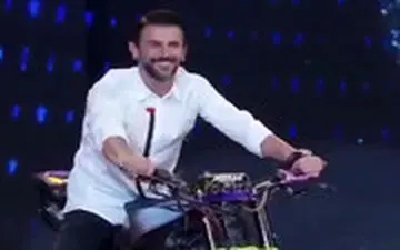 موتور سواری امین حیایی در مسابقه «عصرجدید»
