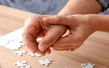 علائم بیماری پارکینسون چیست؟