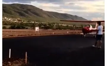 برخورد هواپیما با یک تماشاچی حین برخاستن! +فیلم 