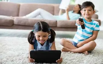 کودکان زیر یک سال نباید از تلویزیون یا تلفن همراه استفاده کنند
