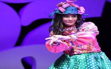 پوشش متفاوت خانم بازیگر در صحنه نمایش +عکس