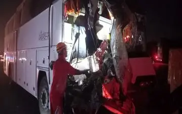  ۱۰ مصدوم در برخورد اتوبوس و کامیون در بیرجند