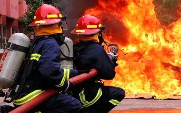 آتش‌سوزی وحشتناک در بازار تهران / 10 سیلندر گاز در پشت بام در آتش سوخت!