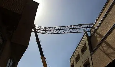سقوط جرثقیل ساختمانی در بلوار امین قم به علت وزش شدید باد 