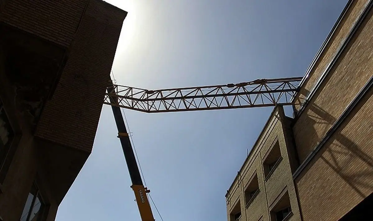 سقوط جرثقیل ساختمانی در بلوار امین قم به علت وزش شدید باد 