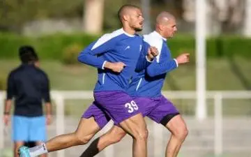 بازگشت ستاره دربی 98 به زمین چمن با سر تراشیده (عکس)