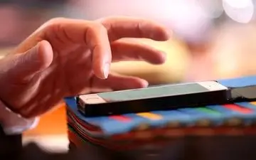 چک کردن موبایل به محض بیدار شدن از خواب چگونه روی خلق و خوی تاثیر می‌گذارد؟