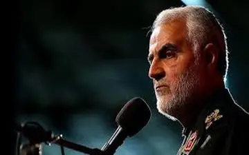 بوسه حاج قاسم بر پرچم امام رضا(ع)