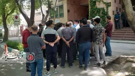 تجمع مردم در مقابل بورس اصفهان
