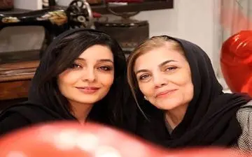 تصویری از ساره بیات و مادرش