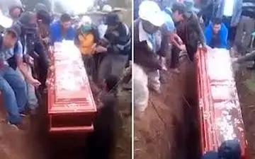 بیرون افتادن جنازه حین یک مراسم خاکسپاری! +فیلم 