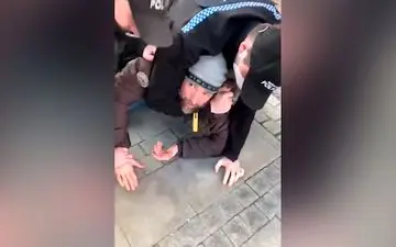 دستگیری خشونت آمیز یک مرد به همراه کودک خردسالش + فیلم 