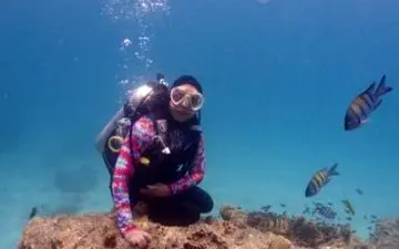 تفریح بازیگر سینما در جزیره کیش