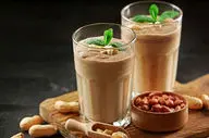  شیک بادام زمینی با موز و شکلات رو حتما درست کنید!