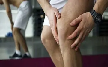 صدا دادن یا تق تق کردن زانو هنگام نشستن و بلند شدن به چه علت است؟