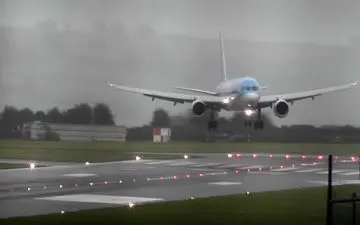 لحظه فرود دلهره آور هواپیما حین وقوع طوفان! 