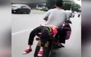 روش پدر سنگدل برای بردن فرزندش به مدرسه؛ بستن کودک با طناب به موتورسیکلت + فیلم