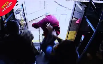 مرگ دردناک پیرمرد آمریکایی پس از پرت شدن از اتوبوس توسط دختر جوان!