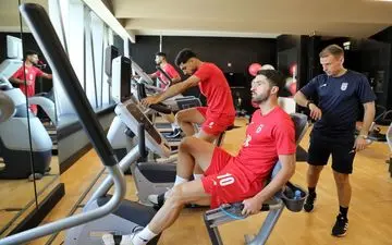 انصاری‌فرد ۱۰ را تن زد